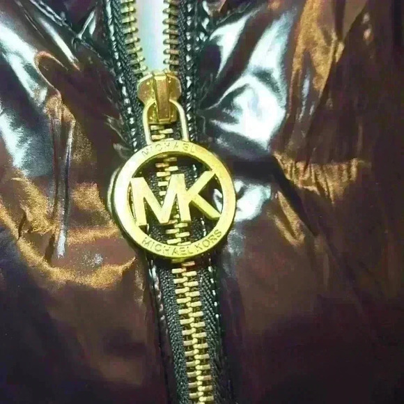 MICHAEL KORS Women’s Sleeveless Puffer Vest Size LARGE Black w/Gold MSRP $125.00 - Picture 6 of 11